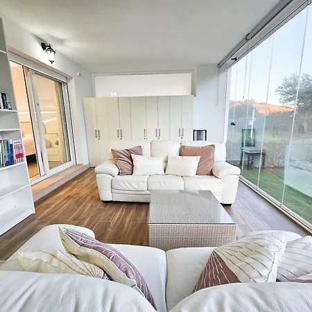 Ferienhaus Pass The Keys Spacious 4-Bed Home With Bbq Marbella